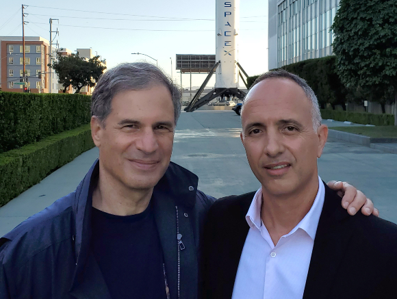 רציתי מאוד לראות ישראלי במשימה שלנו. עמיר בלכמן (מימין) עם האסטרונאוט הפרטי איתן סטיבה במרכז של SapceX בקליפורניה | צילום: Axiom Space