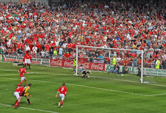 סבירות גבוהה יותר לניצחון אדום. שחקן באדום מבקיע שער | צילום: Shutterstock