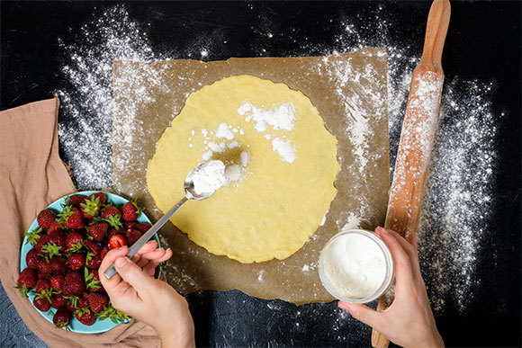 בצק מרודד ותותים | Shutterstock, taranova oxana