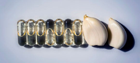 שיני שום וכמוסות שמן שום | DIGICOMPHOTO, Science Photo Library