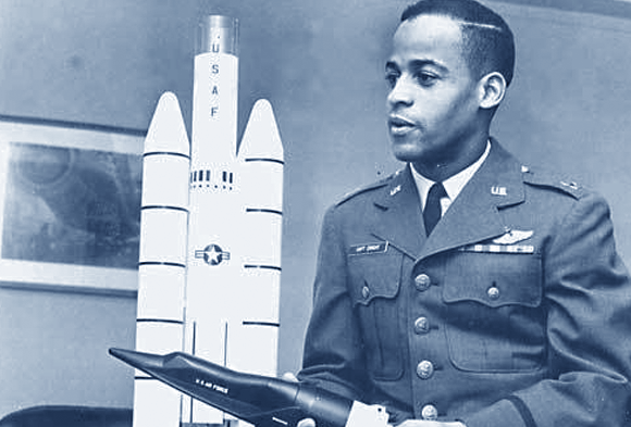 החסות הנשיאותית הופסקה עם רציחתו של הנשיא קנדי. אד דווייט בתקופת ההכשרה בחיל האוויר | צילום: USAF