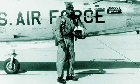 נחשב לאסטרונאוט השחור הראשון, אך לא הספיק להתקבל רשמית לנאס"א. רוברט לורנס בחיל האוויר | צילום: NASA