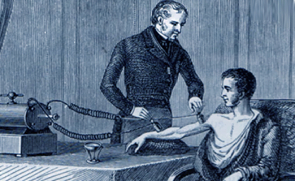 המתקן שהמציא המדען והממציא ניקולה טסלה במופע מדהים של ברקים ומוזיקה