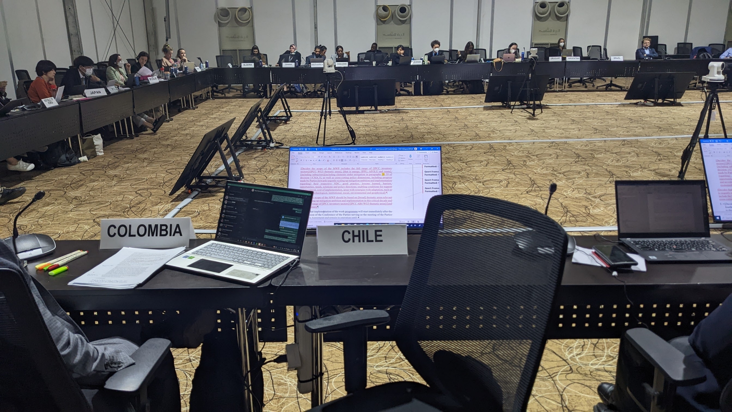 אחת הישיבות על ניסוח הסכמי הוועידה בשארם א-שייח | צילום: מיכל טופז