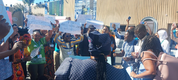 מפגינים מחוץ לוועידה קוראים לסיוע למדינות עניות שנפגעות מנזקי אקלים | צילום: יונת אשחר