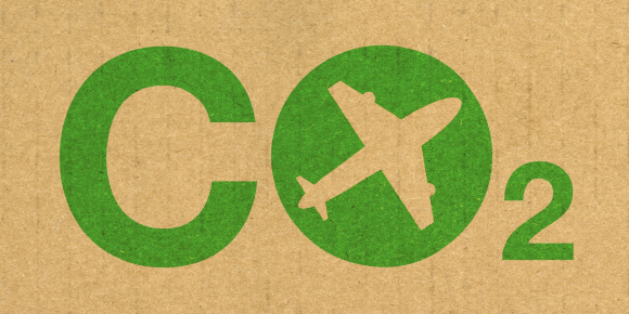 חותמת שמייצגת איפוס פליטות פחמן דו-חמצני מטיסות | מקור: Ness_design, Shutterstock