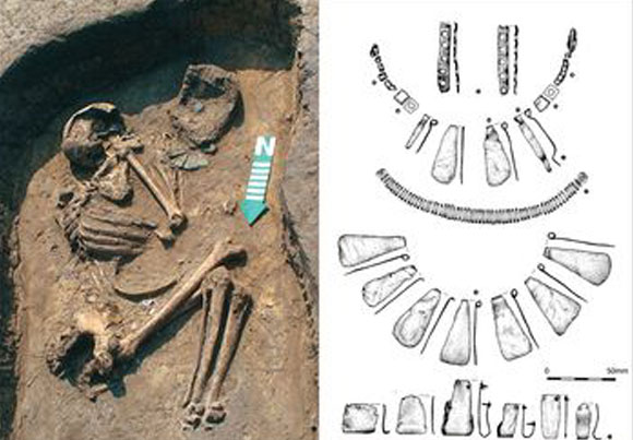 השלד שהתגלה באתר אוסלונקי בפולין ורישום התכשיטים שנמצאו עליו | מקור: מאמר המחקר