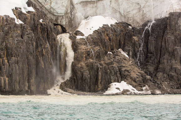מי הפשרה זורמים מן הקרחון לים | מקור: Ashley Cooper, Science Photo Library