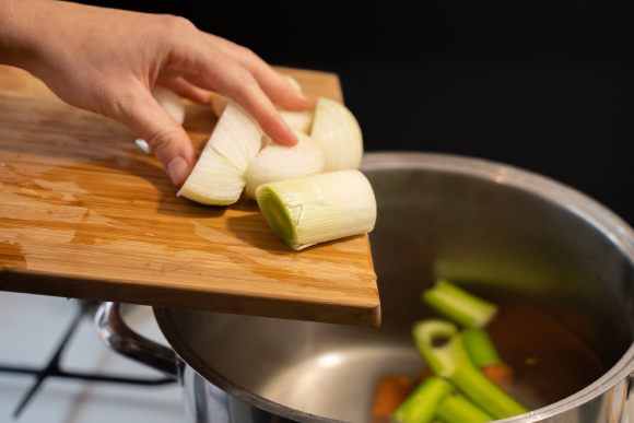 גזר, בצל, סלרי, כרישה ועשבי תיבול יעמיקו את טעם הציר | deliris, Shutterstock