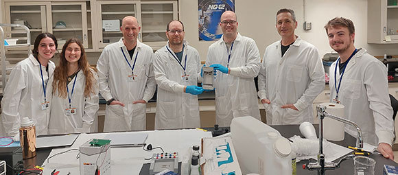 ויינטראוב (שלישי מימין) עם צוות של מדעני Aviv Labs | צילום: Aviv Labs