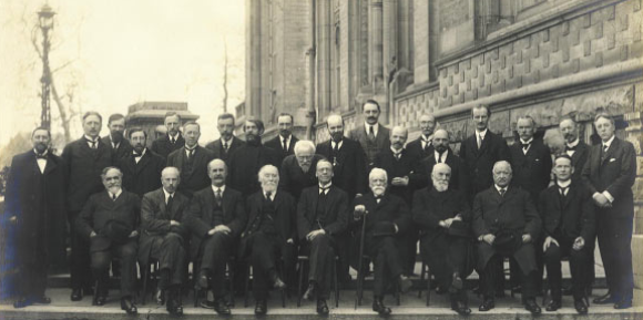 אחד הכימאים החשובים בדורו. לאורי (עומד שישי משמאל) בוועידת סולביי של 1922, מפגש הפסגה של צמרת הכימיה העולמית | צילום: מוויקיפדיה, נחלת הכלל