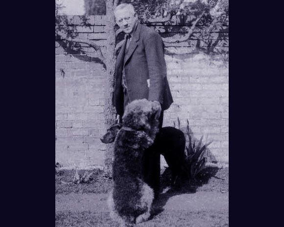 נשאר בקיימברידג' עד הסוף. תומס לאורי עם כלבו | צילום: Smith collection, Wikipedia