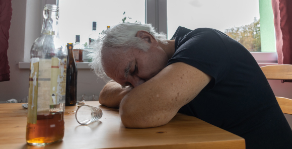 אדם שותה בקבוק אלכוהול | metodej, Shutterstock