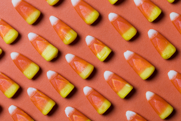 סוכריות תירס בצבעי לבן-כתום-צהוב | Shutterstock, Ink Drop