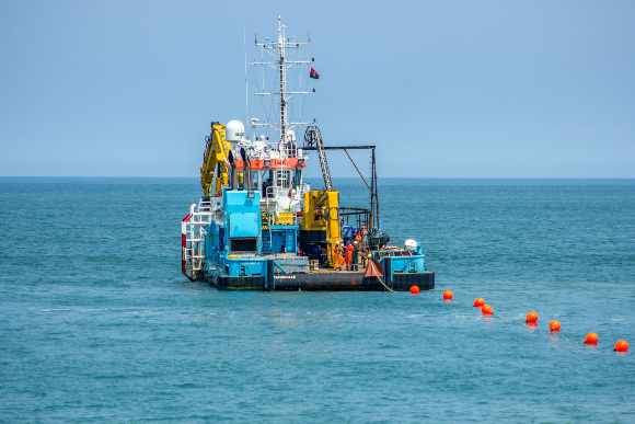 ספינה המניחה כבל תקשורת של סיבים אופטיים בקרקעית האוקיינוס האטלנטי | צילום: Mrgomez, Shutterstock
