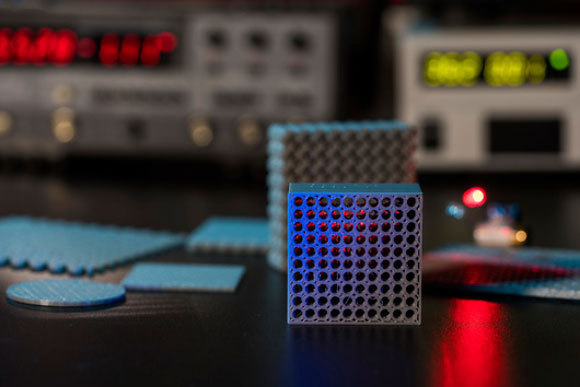 מטא-חומר המיוצר במעבדה | Wladimir Bulgar, Science Photo Library