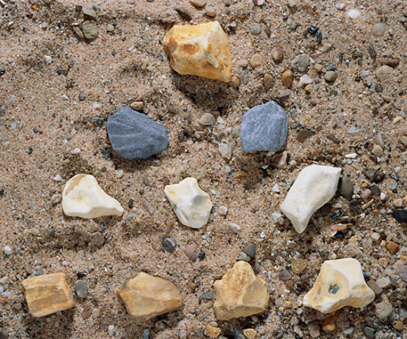 עשר אבנים מסודרות בצורת משולש עם צלעות שוות | מקור: Adam Hart-Davis, Science Photo Library