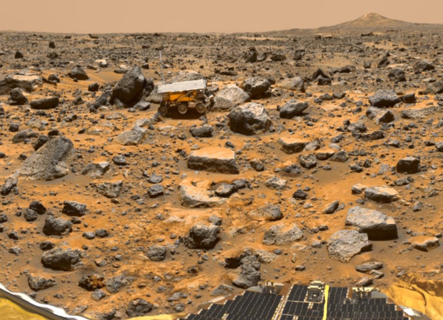 מסע של 100 מטר בשלושה חודשים. רכב השטח סוג'ורנר כפי שצילמה הנחתת שחלקה נראה בתחתית התמונה | מקור: NASA