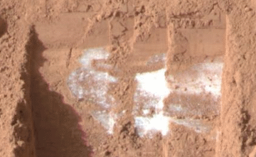 הקרח שנחשף התאדה תוך כמה ימים, ולכן הבינו שאלה מים קפואים. החפירה של הנחתת פניקס | צילום: NASA