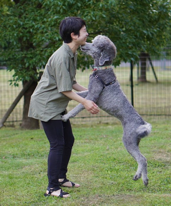 אישה וכלבה במפגש שמח במיוחד | קרדיט: Madoka Nakamura