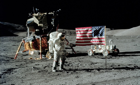 יוג'ין סרנן לצד רכב השטח רכב הנחיתה של משימת אפולו 17, דצמבר 1972 | צילום: NASA