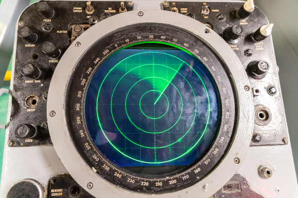 צג הסונאר של נושאת המטוסים האמריקאית "אינטרפיד", המשמשת כיום מוזיאון בעיר ניו יורק | צילום: S-F, Shutterstock