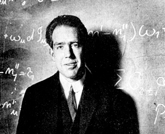 נהג למצוא טעויות בספרי הלימוד. נילס בוהר בצעירותו | מקור: SCIENCE PHOTO LIBRARY