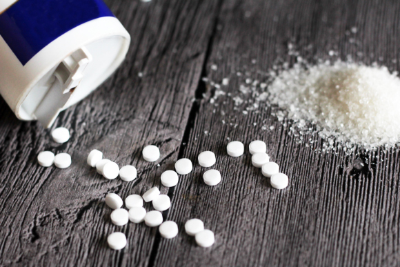 סוכר לבן לצד ממתיק מלאכותי | SabOlga, Shutterstock
