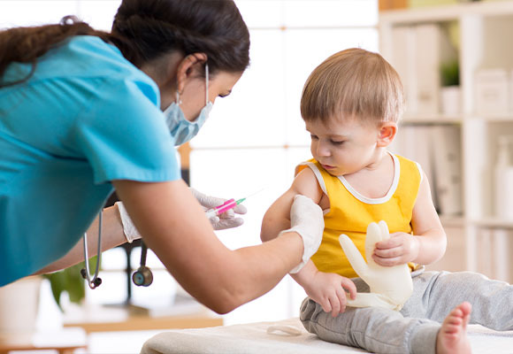 השלמת חיסונים חסרים תעזור למנוע התפרצויות של מחלות בעתיד. | צילום: Oksana Kuzmina Shutterstock