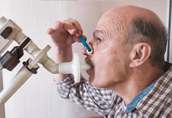 בדיקת תפקודי ריאות, אחת מבדיקות הסקר הרפואיות. | צילום: Koldunov Shutterstock