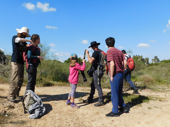 מתנדבים מתכוננים להשתתף בסקר טבע לחקר מגוון המינים | צילום: איגור ארמיאץ'-שטיינפרס