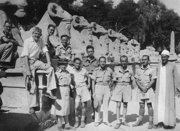 זייף את הגיל כדי להתגייס לבריגדה. חיילים מהיישוב היהודי בארץ בישראל בצבא הבריטי במצרים, 1944 | צילום: ארנה זמיר, מתוך אתר פיקיויקי