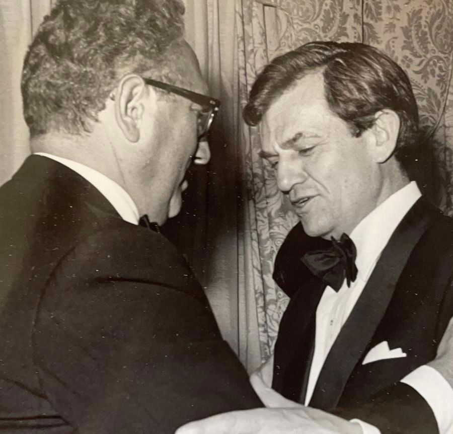 קשרים מצוינים גם בוושינגטון. בר-און (מימין) עם שר החוץ של ארצות הברית, הנרי קיסינג'ר | צילום באדיבות משפחת בר-און