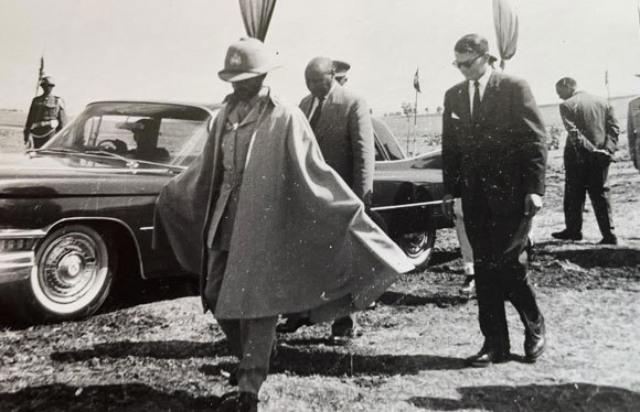 נציד של משרד החוץ, של צה"ל ושל המוסד. בר-און (מימין) עם קיסר אתיופיה, היילה סילאסי (מלפנים) | צילום באדיבות משפחת בר-און