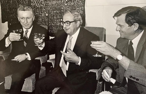 מקושר לכולם. בר-און (מימין) עם יצחק נבון, הנשיא החמישי של מדינת ישראל (במרכז) | צילום באדיבות משפחת בר-און