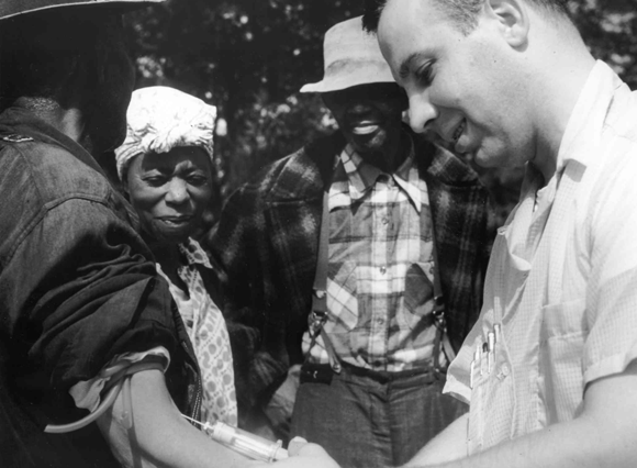 פגיעה בכבוד האדם. רופא לוקח דם ממטופלת בניסוי טסקיגי | צילום: מוויקיפדיה, נחלת הכלל