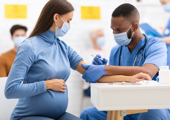 אישה בהיריון מקבלת חיסון לקורונה. הניסוי לא כלל נשים הרות או ילדים | צילום: Prostock-studio, שאטרסטוק