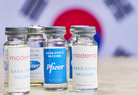 חיסונים לקורונה. לא ויתרו על אף שלב | צילום: G.Tbov, שאטרסטוק