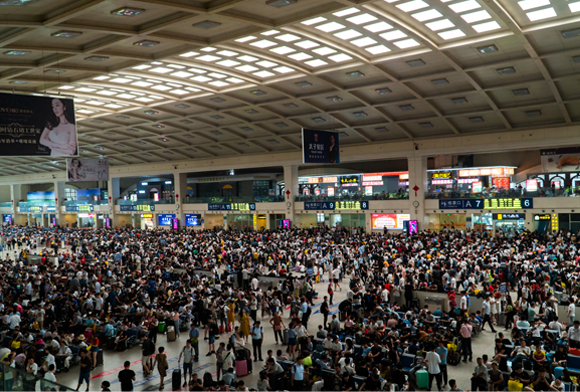 תחנת רכבת הומה מאדם בווהאן, סין, כמה שבועות לפני התפרצות המגפה | צילום: Maciej Zarzeczny, SHutterstock