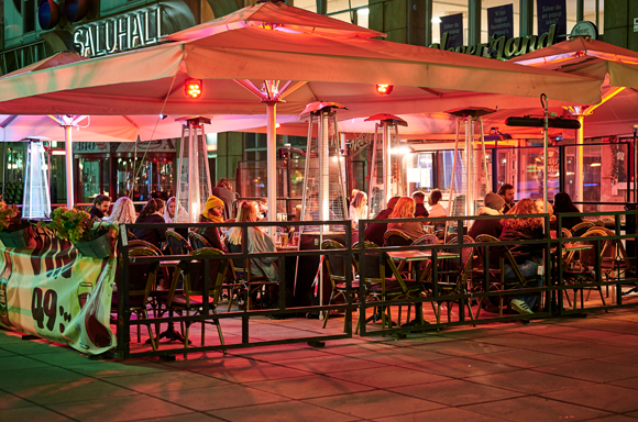 בית קפה פתוח בשוודיה בשיא ההתפרצות באפריל | צילום: RolandL, Shutterstock