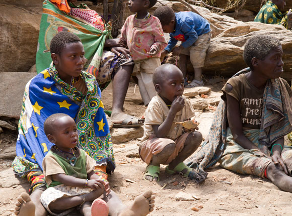 שיתוף פעולה בין דורות בגידול הילדים. נשים משבט האדזה בטנזניה | צילום: franco lucato, Shutterstock