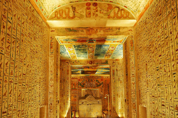 הנשים הזקנות זכו למעמד מיוחד, כמו של גברים. אתר קבורה בעמק המלכים במצרים | צילום: kritsadap, Shutterstock