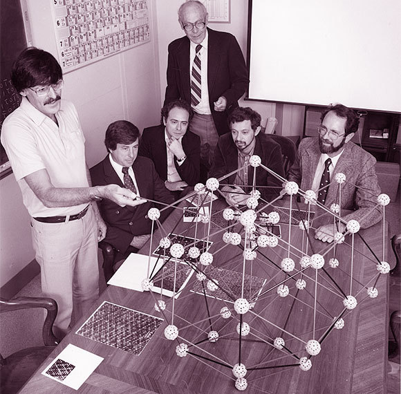 דן שכטמן (שמאל) במכון הלאומי לתקנים וטכנולוגיה בארצות הברית, 1985 | מקור: H. Mark Helfer, Science Photo Library