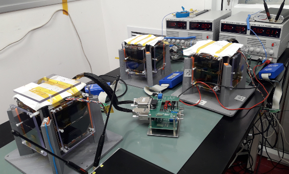 שלושה מלווייני "תבל" בשלב הבדיקות האחרונות במרכז המדעים בהרצליה | צילום: איתי נבו