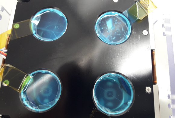 ארבעת מחזירי הלייזר (מתחת לציפוי מגן) על אחד הלוויינים | צילום: איתי נבו