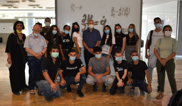 הקבוצה מאופקים עם המדריך שימי אדה (כורע משמאל), מנהלת תפוח פיס רותי נעמני ואנשי סוכנות החלל הישראלית, בהם המנכ"ל לשעבר אבי בלסברגר (עומד במרכז) | צילום: באדיבות תפוח פיס אופקים