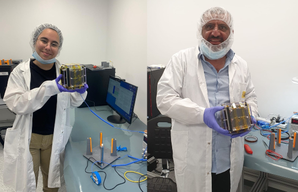 סיהאם חאג'-יחיא והמדריך ווהיב אג'מיל עם הלוויין שבנתה הקבוצה מטייבה | צילום: באדיבות המרכז ללימודי מדעים בטייבה