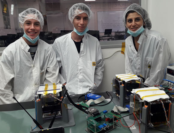 התלמידים שחר אביב (משמאל) ויותם רבין עם הרכז הפדגוגית שרון משאל וכמה מהלוויינים במרכז המדעים בהרצליה | צילום: איתי נבו