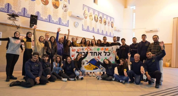 הקבוצה מטייבה חוגגת את סיום ההרכבה של הלוויין | צילום: באדיבות המרכז ללימודי מדעים, טייבה