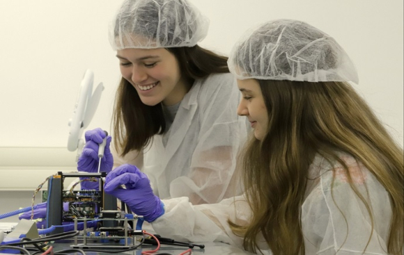 תלמידות בעבודה על הלוויין באולפנת אמית, גבעת שמואל | צילום: משרד החדשנות, המדע והטכנולוגיה